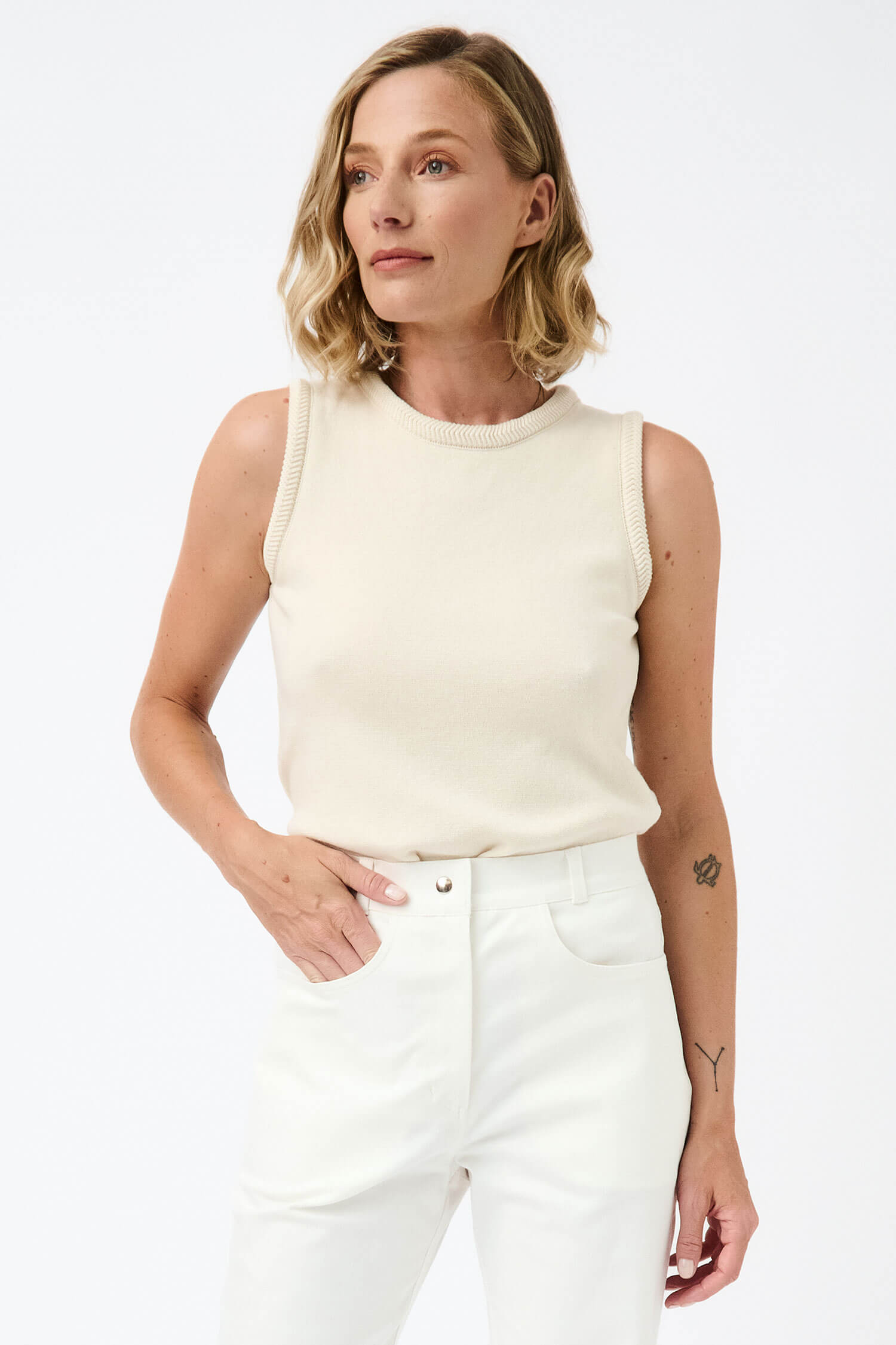 White knitted sleeveless top 2025