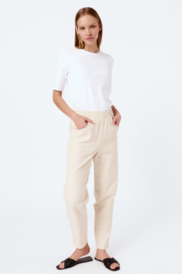 Front detail long trousers – Mila.Vert