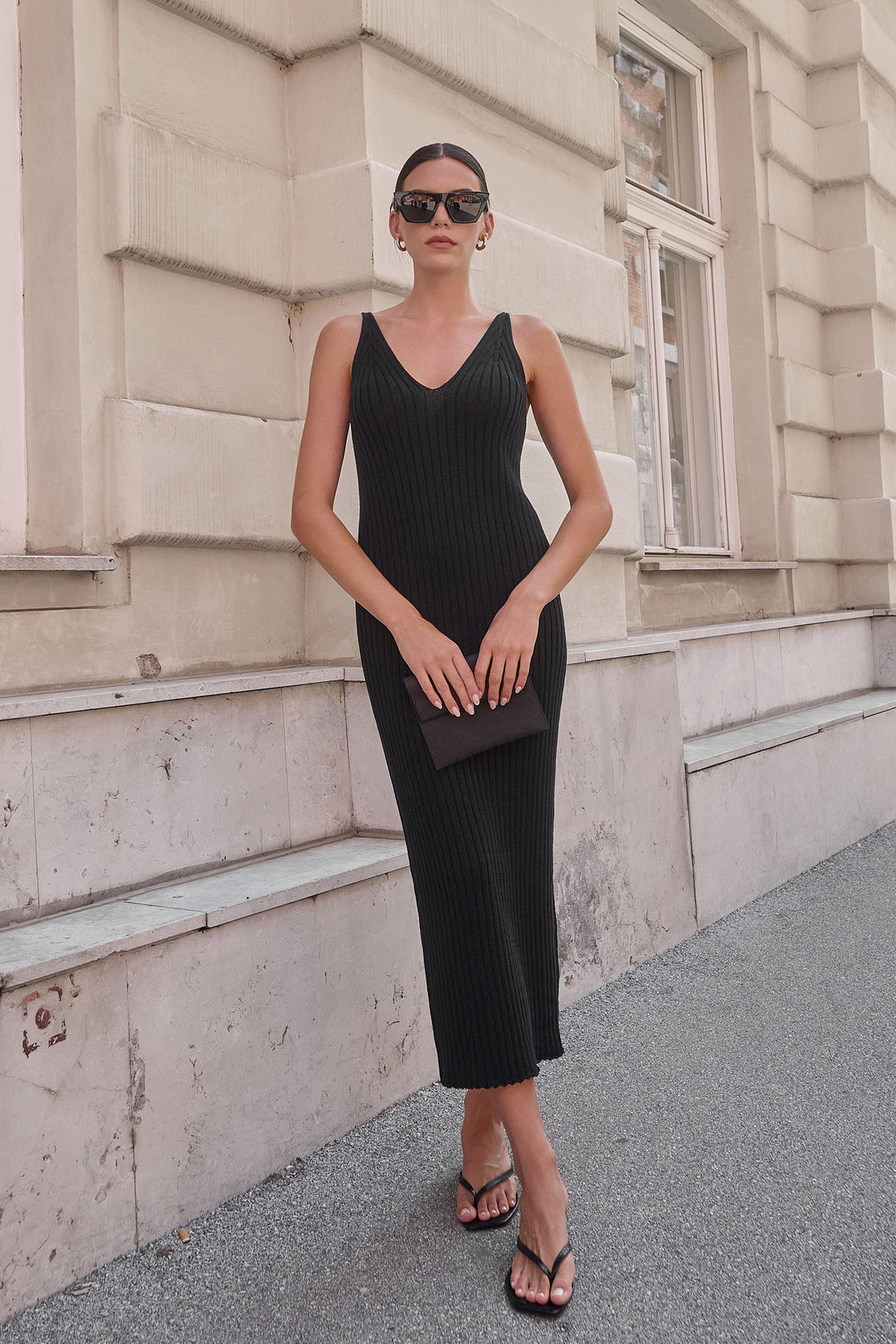 Gestricktes Rippenkleid mit V-Ausschnitt