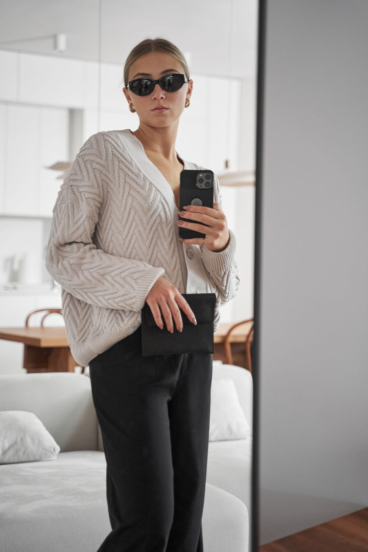 Gestrickte Strickjacke mit Fischgrätenmuster