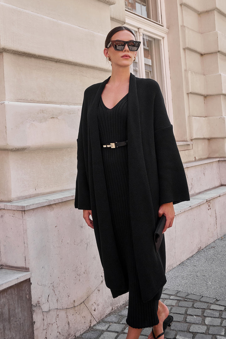 Gestricktes Rippenkleid mit V-Ausschnitt