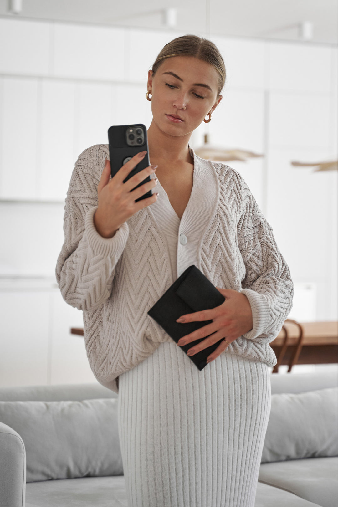 Gestrickte Strickjacke mit Fischgrätenmuster