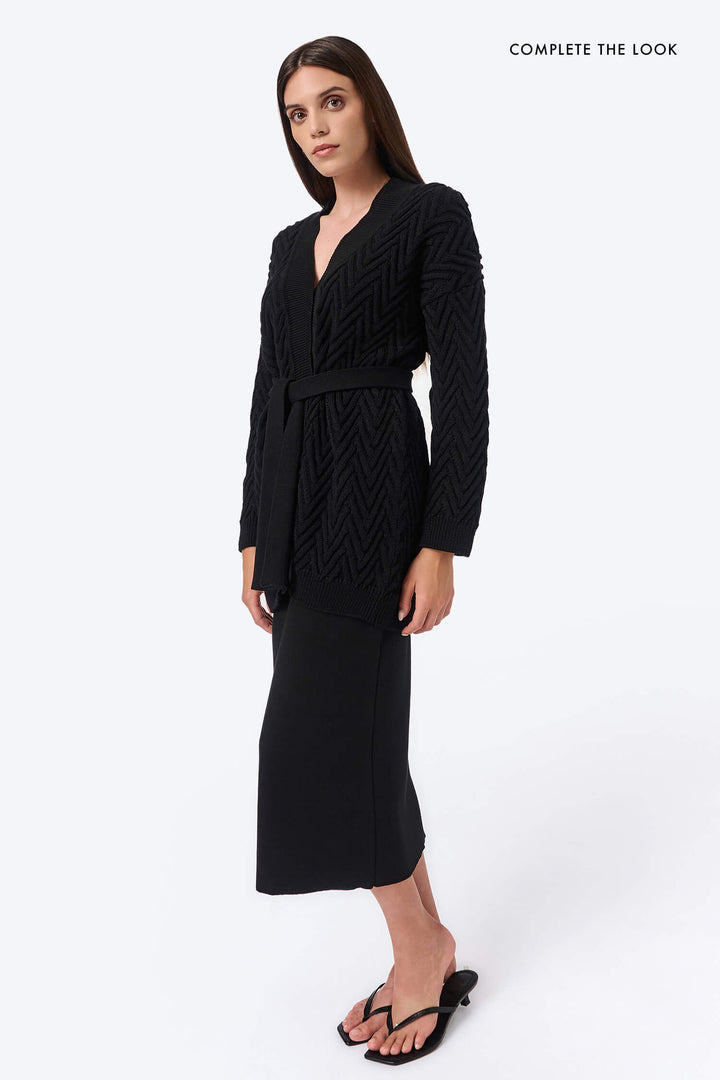 Gestrickte lange Fischgrat-Linien-Strickjacke