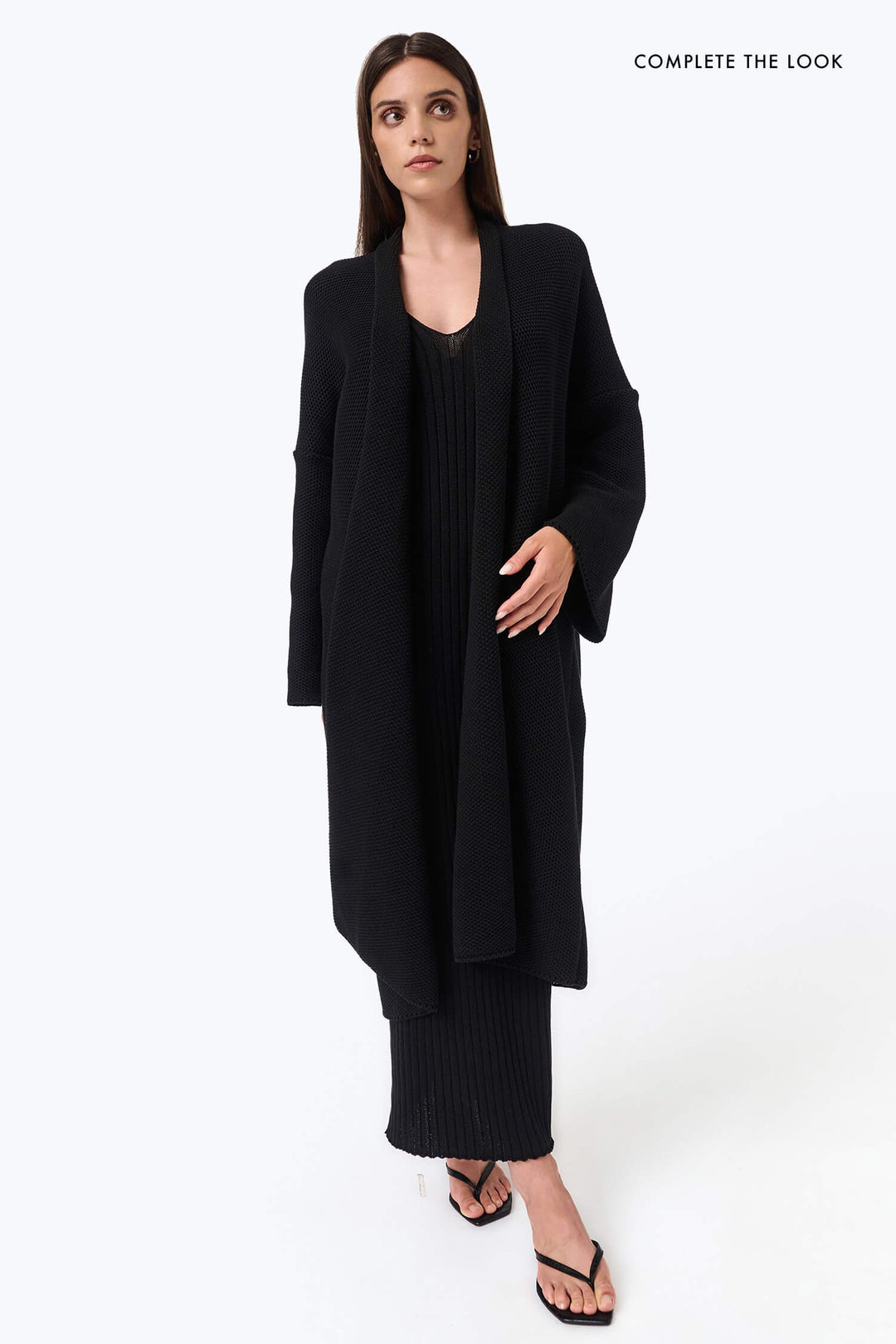 Gestricktes Rippenkleid mit V-Ausschnitt