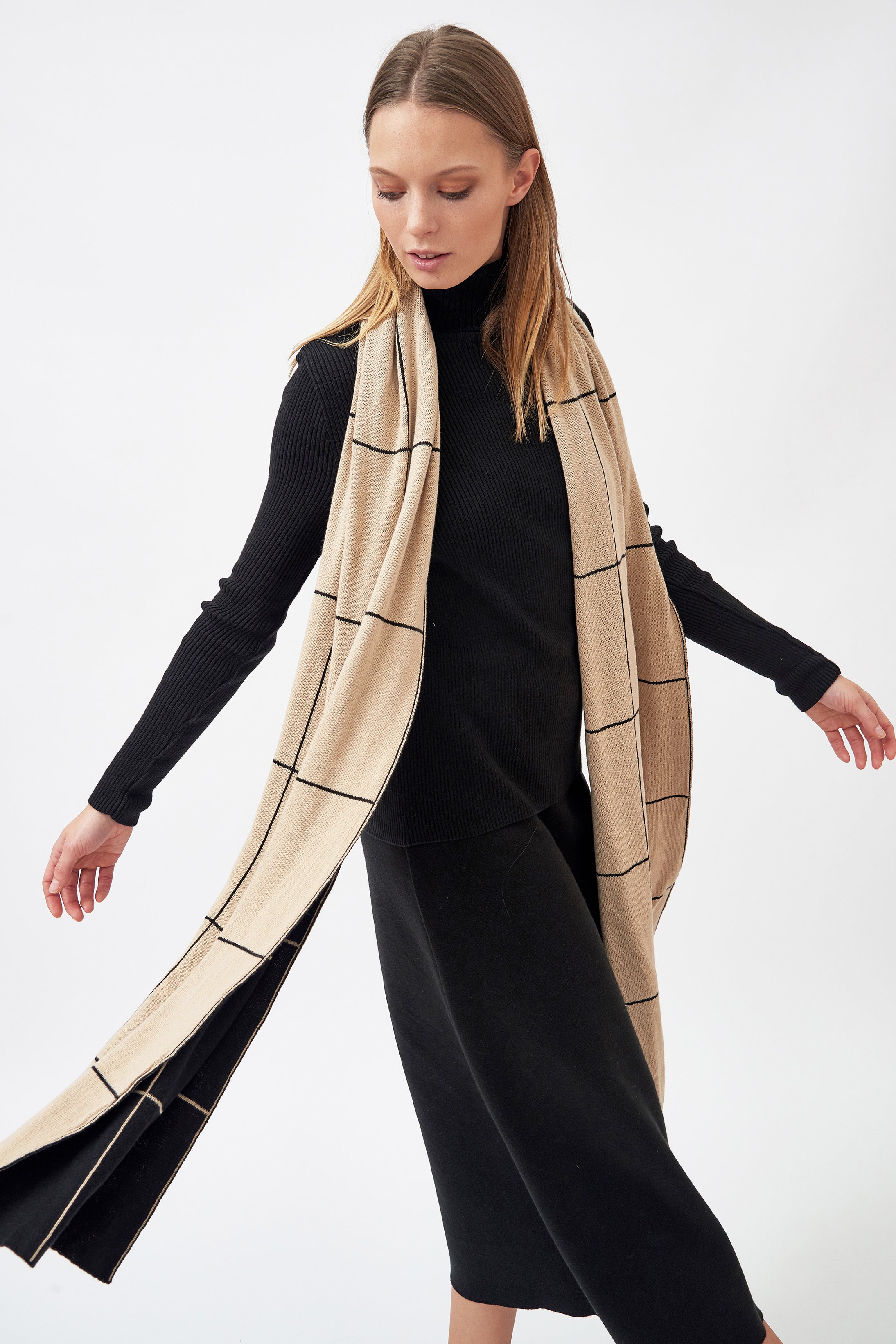 Knitted checked pattern scarf